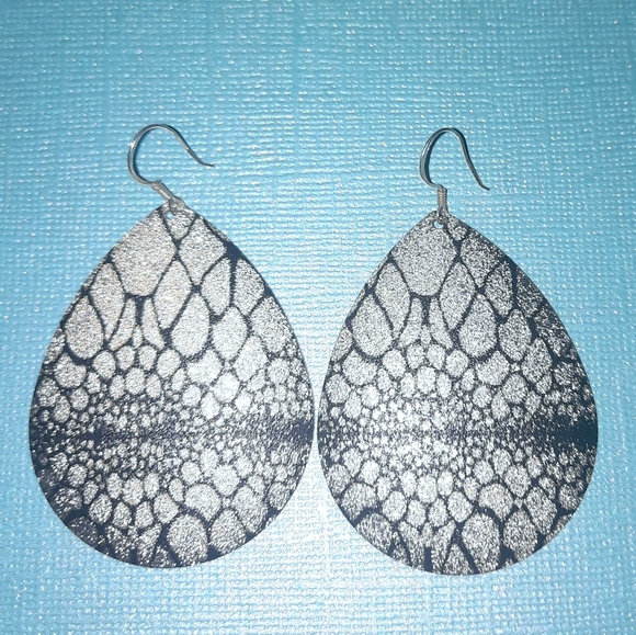 Large Silver teardrop laser earrings - Picture 1 of 7